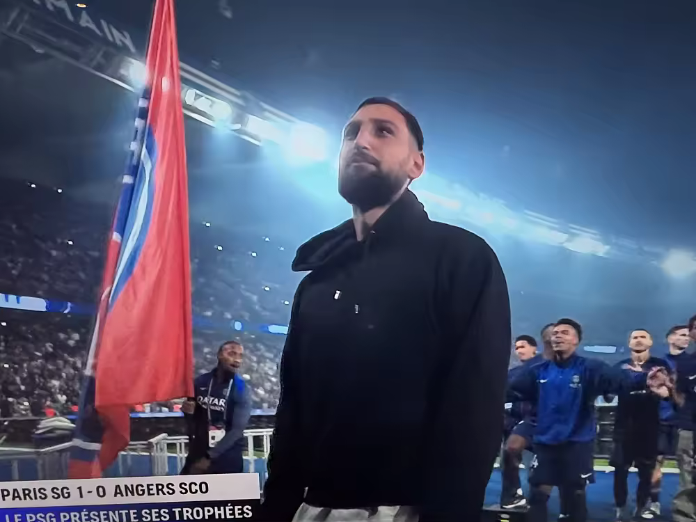 开云官网登录入口-分手应该体面！多纳鲁马在巴黎vs昂热赛后向主场球迷告别