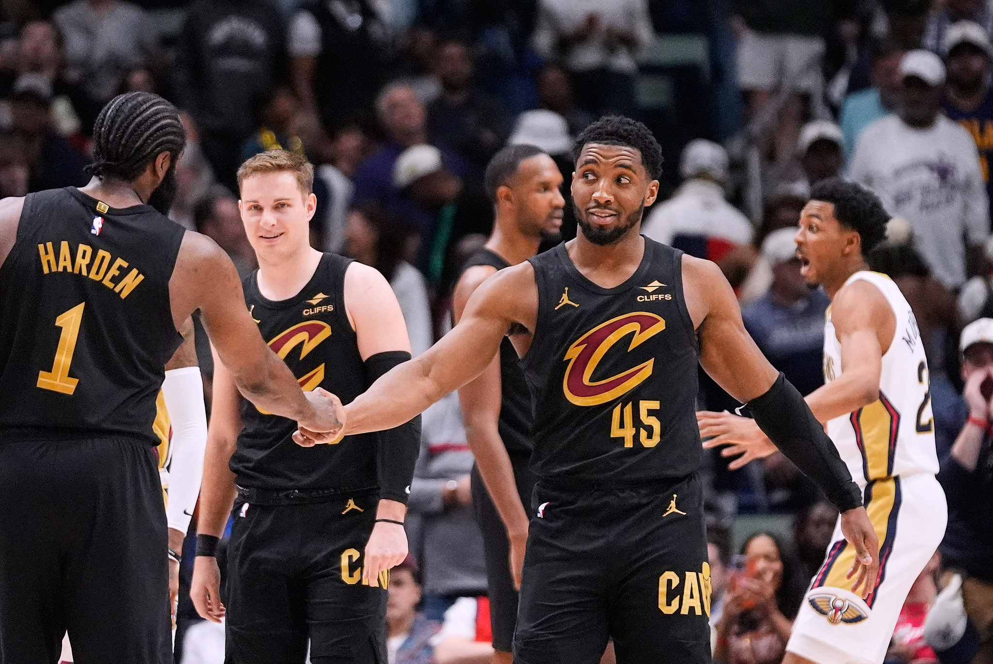 开云官网登录入口-米切尔27+7哈登20+6+10 骑士逆转鹈鹕取3连胜